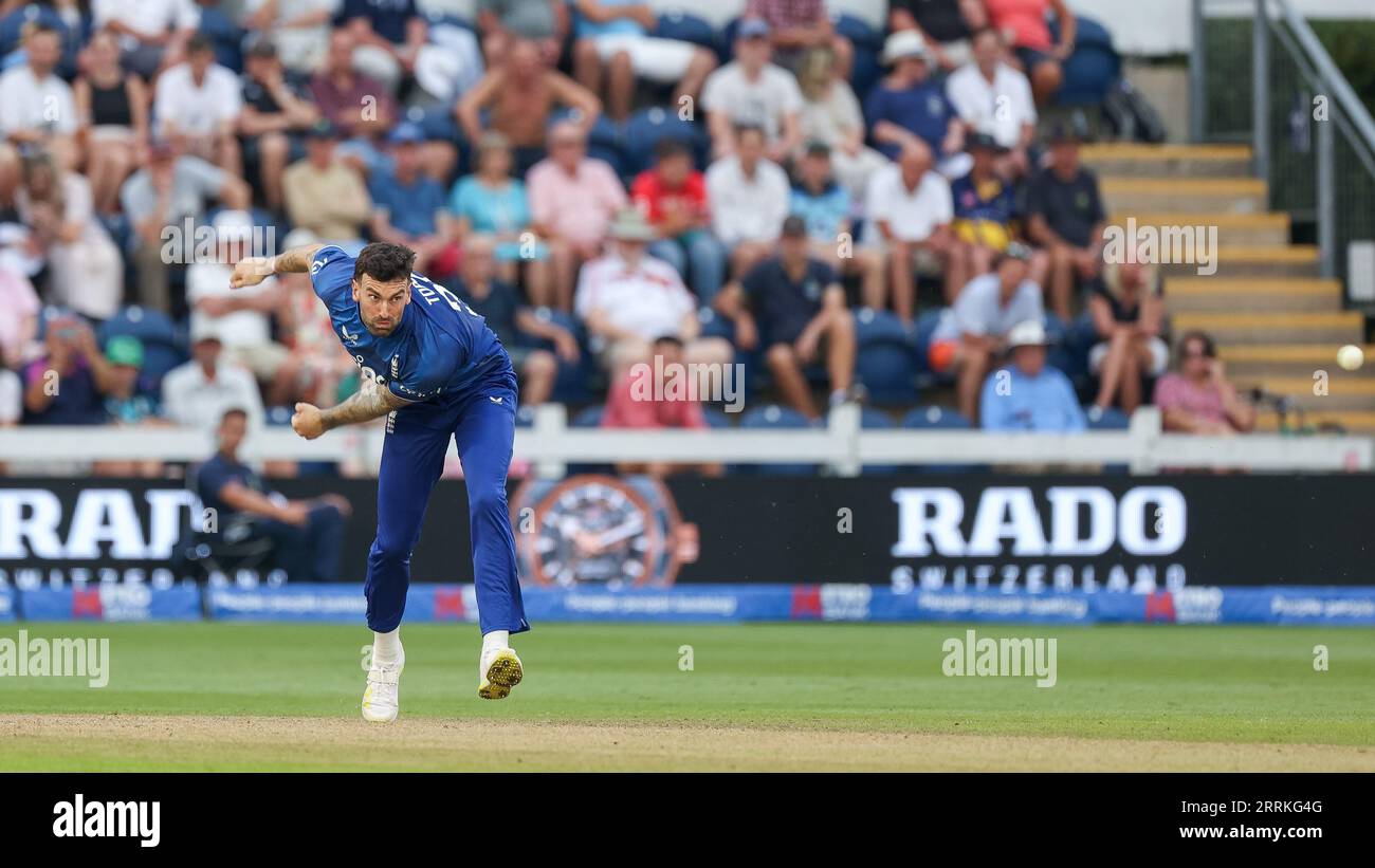 Cardiff, Großbritannien. September 2023. Englands Reece Topley Bowling während des ODI Series-Spiels der Metro Bank zwischen England und Neuseeland am 8. September 2023 in Sophia Gardens, Cardiff, Großbritannien. Foto von Stuart Leggett. Nur redaktionelle Verwendung, Lizenz für kommerzielle Nutzung erforderlich. Keine Verwendung bei Wetten, Spielen oder Veröffentlichungen eines einzelnen Vereins/einer Liga/eines einzelnen Spielers. Credit: UK Sports Pics Ltd/Alamy Live News Stockfoto