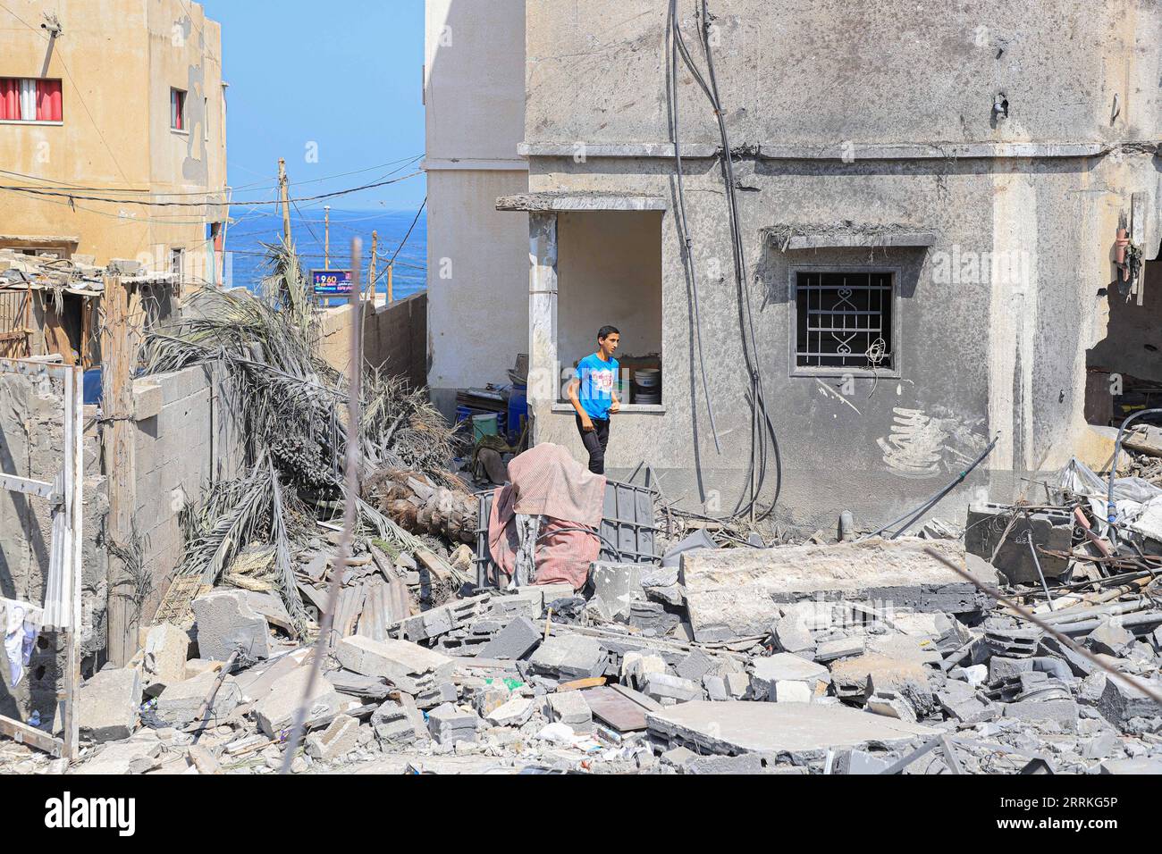 220908 -- GAZA CITY, 8. September 2022 -- Ein Junge steht auf den Trümmern seines Hauses, das durch den israelischen Luftangriff in Gaza City am 9. August 2022 beschädigt wurde. Naji Sarhan, Unterstaatssekretär des von der Hamas geführten ministeriums für öffentliche Arbeiten und Wohnungen, sagte gegenüber Xinhua, dass die Abwesenheit von Gebern die größte Herausforderung im gegenwärtigen Wiederaufbauprozess im Vergleich zu 2014 sei. ZUM Beitrag: Wiederaufbau in Gaza schreitet im Schneckentempo unter Spenderabwesenheit voran Foto: /Xinhua MIDEAST-GAZA CITY-RECONSTRUCTION RizekxAbdeljawad PUBLICATIONxNOTxINxCHN Stockfoto