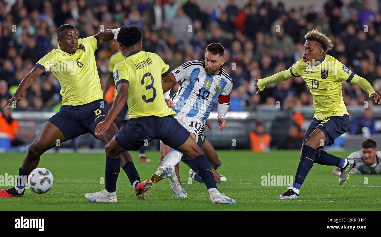 Buenos Aires, Argentinien. September 2023. Argentiniens Stürmer Lionel Messi (C) trifft den Ball zwischen dem ecuadorianischen Verteidiger Jose Hurtado (2.-L) und William Pacho (L) während des südamerikanischen Qualifikationsspiels für die FIFA-Weltmeisterschaft 2026 am 7. September 2023 im Stadion Monumental in Buenos Aires. Quelle: Alejandro Pagni/Alamy Live News Stockfoto