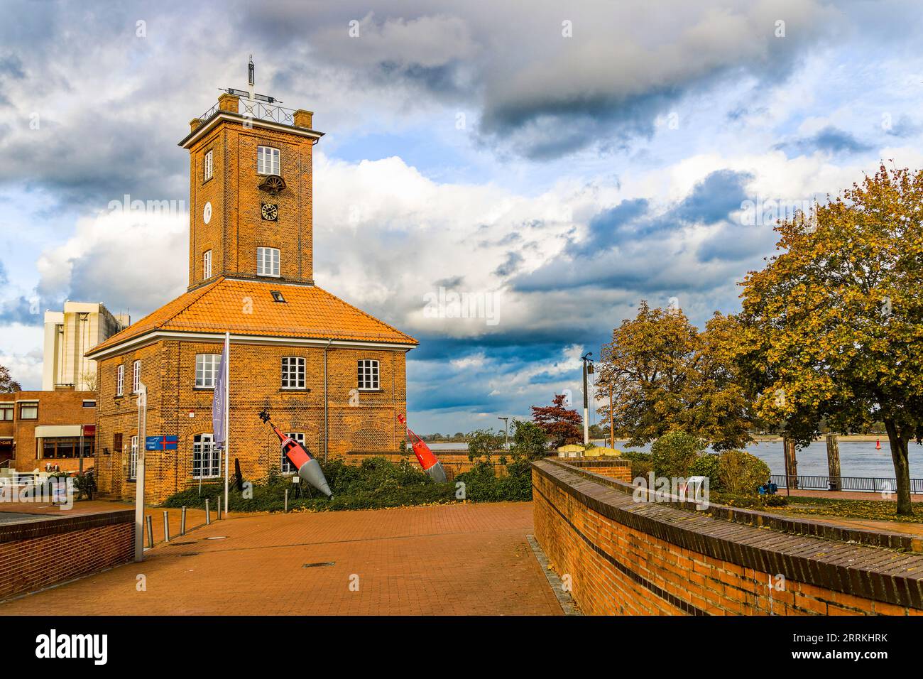 Backsteinbau mit Signalturm des historischen Semaphors, heute als maritimes Museum genutzt Stockfoto