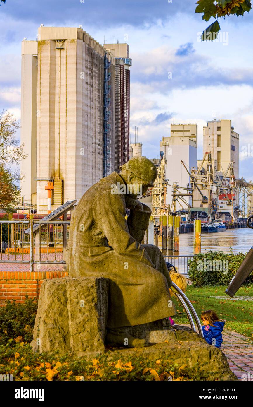 Kriegsdenkmal im Hafen von Brake, im Hintergrund Lager Stockfoto