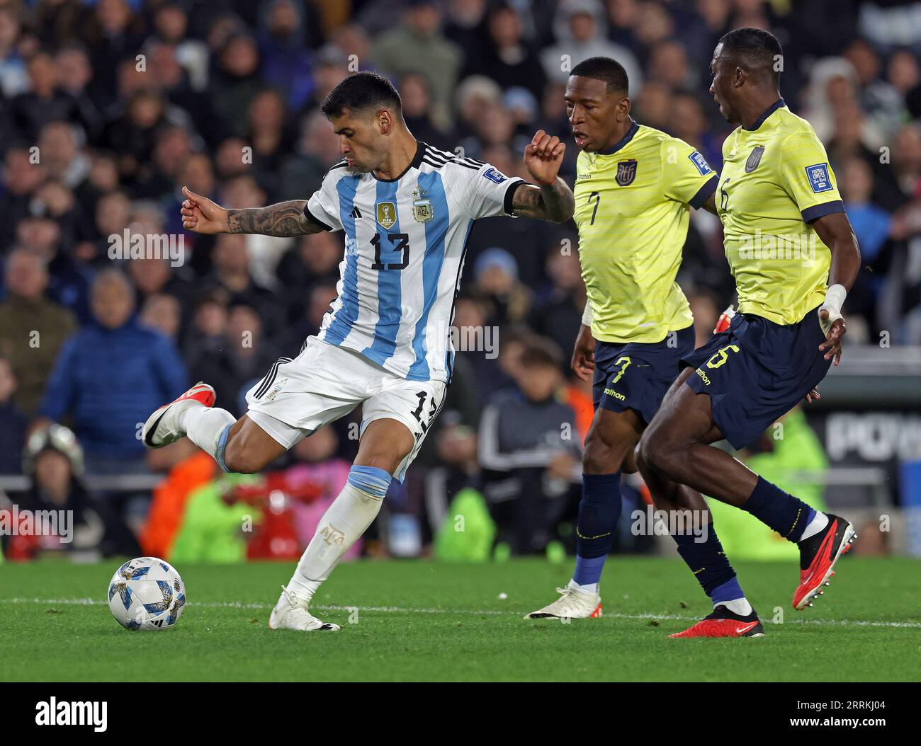 Buenos Aires, Argentinien. September 2023. Argentiniens Verteidiger Cristian Romero (L) kontrolliert den Ball an den ecuadorianischen Verteidigern Pervis Estupinan und William Pacho (R) während des südamerikanischen Qualifikationsspiels für die FIFA-Weltmeisterschaft 2026 im Monumental-Stadion in Buenos Aires am 7. September 2023. Quelle: Alejandro Pagni/Alamy Live News Stockfoto