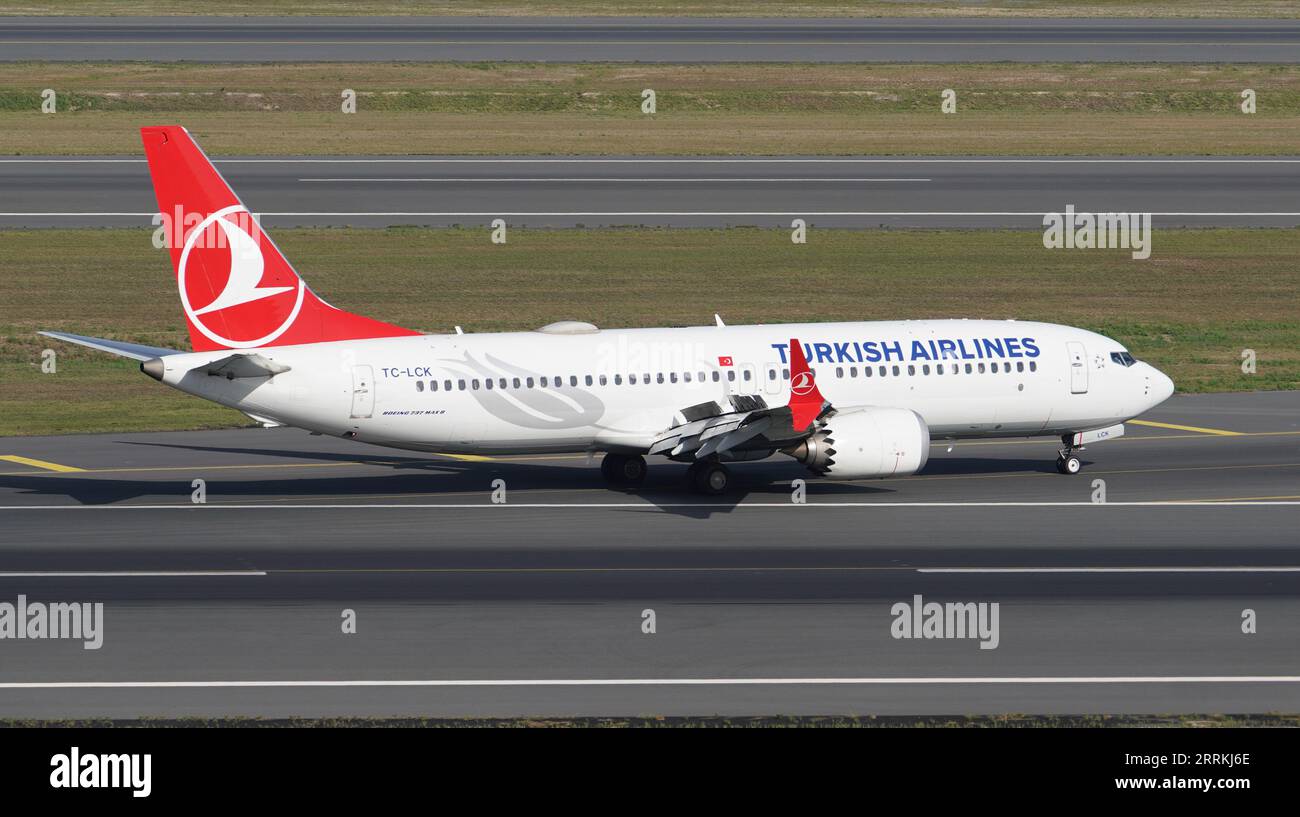 ISTANBUL, TURKIYE - 17. SEPTEMBER 2022: Turkish Airlines Boeing 737-8MAX (60053) Landung zum Istanbul International Airport Stockfoto