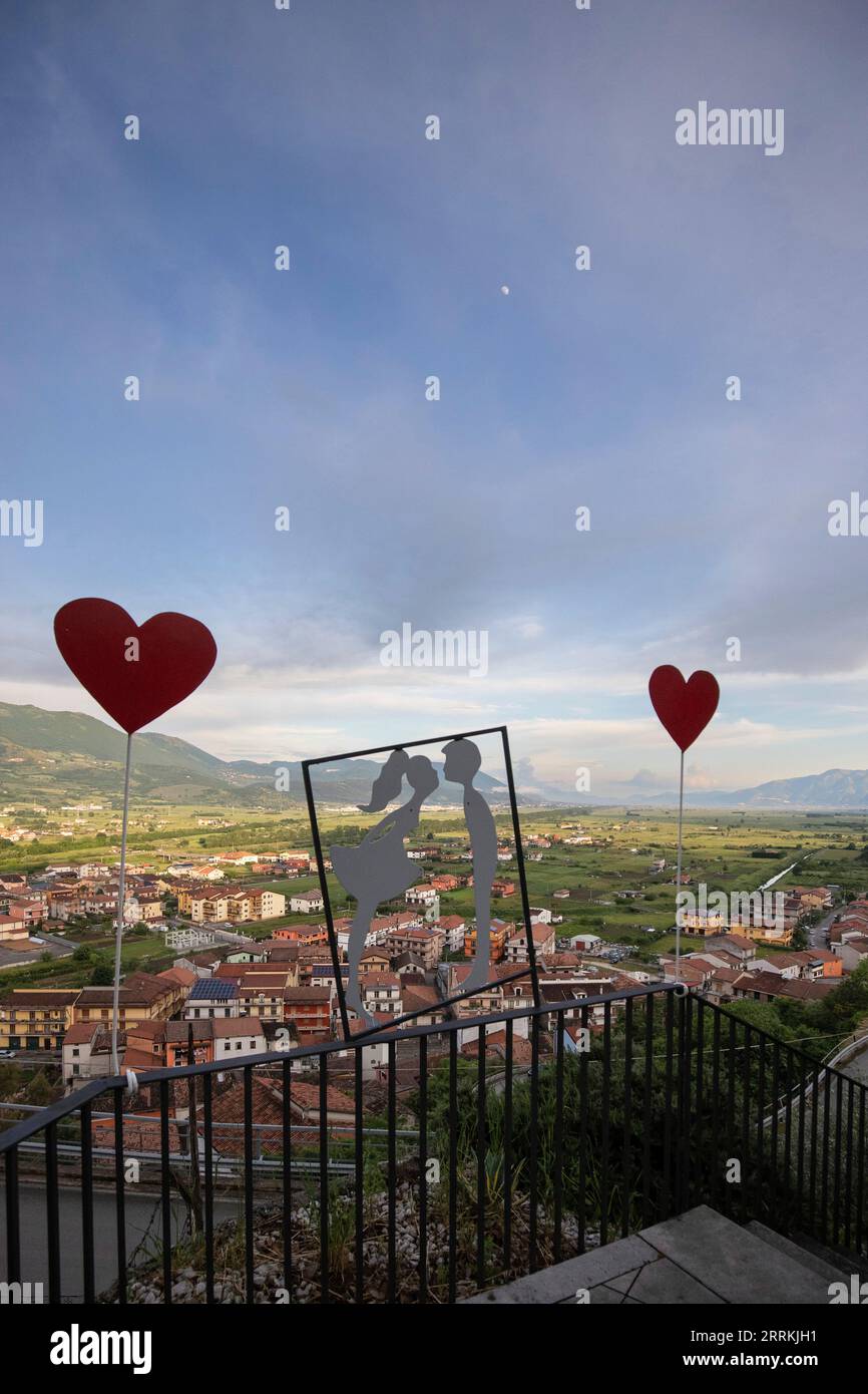 Italienisches Bergdorf, mitten in der Natur, tolle Aussicht auf die Landschaft von Polla, Kampanien, Salerno, Italien Stockfoto