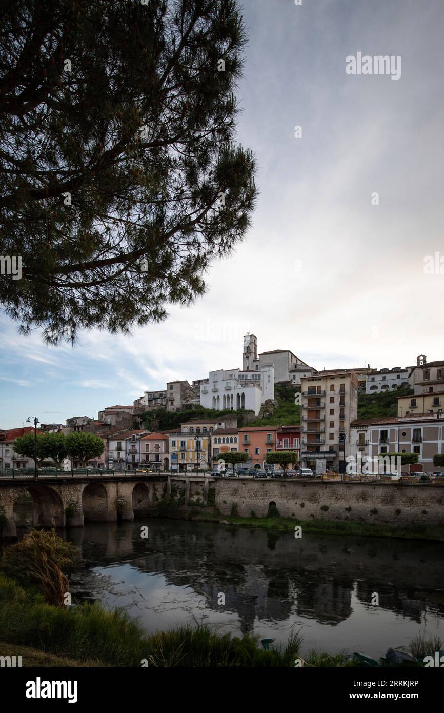 Altes mediterranes Dorf mit Fluss und Kirche, Polla, Salerno, Kampanien, Italien Stockfoto