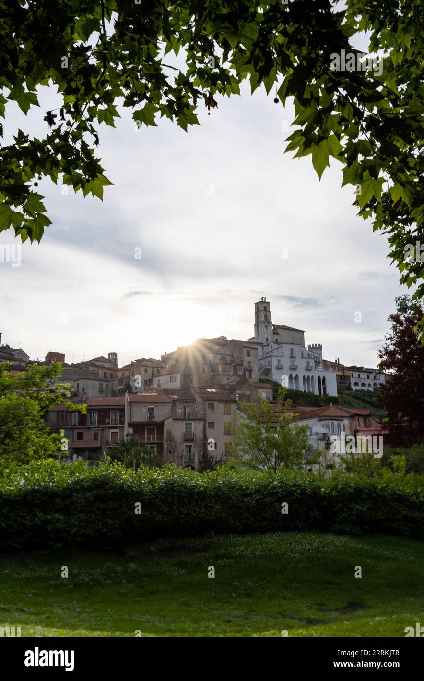 Bergdorf Panorama, historische mediterrane Skyline mit alten Häusern und Kirche von Polla, Kampanien, Salerno, Italien Stockfoto