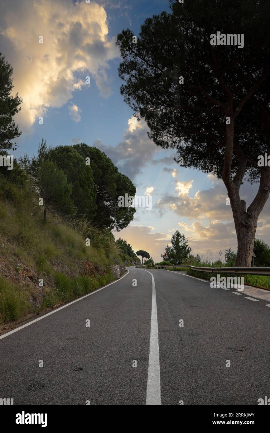 Küstenstraße mit Blick auf die Küste und das Mittelmeer in Salerno, Kampanien, Salerno, Italien Stockfoto