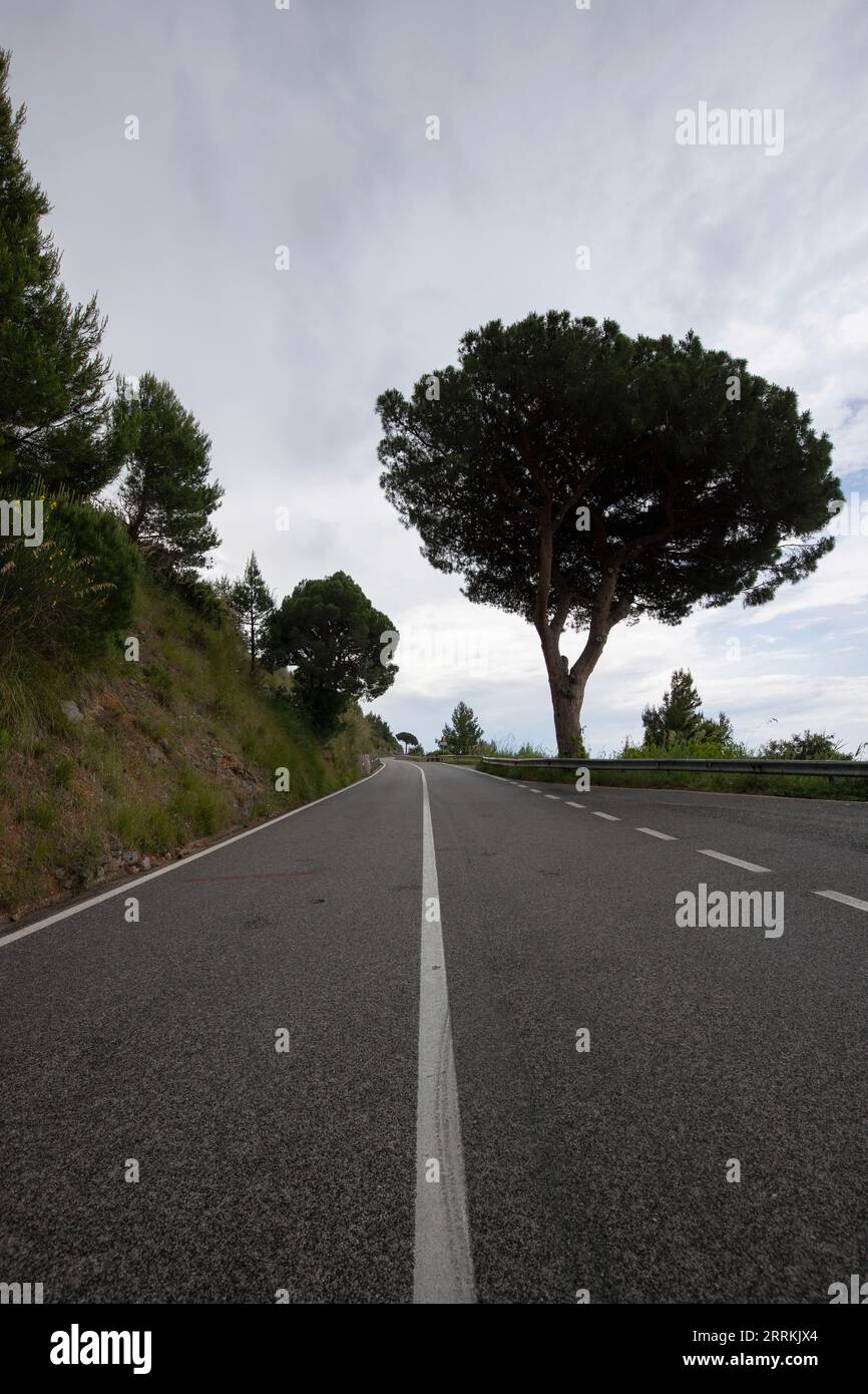 Küstenstraße mit Blick auf die Küste und das Mittelmeer in Salerno, Kampanien, Salerno, Italien Stockfoto