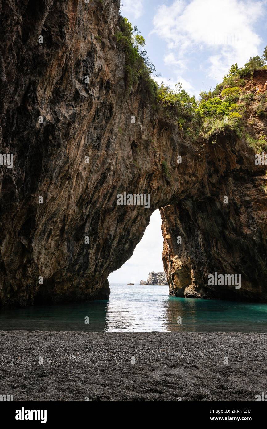 Wunderschöner versteckter Strand, Saraceno Grotto liegt direkt am Meer in Salerno, Kampanien, Salerno, Italien Stockfoto