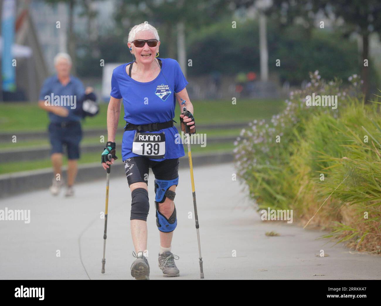 220912 -- RICHMOND, 12. September 2022 -- ein älterer Teilnehmer geht mit Trekkingstöcken während des Forever Young 8K Laufs in Richmond, British Columbia, Kanada, am 11. September 2022. Hunderte von Seniorläufern, Joggern und Spaziergängern nahmen am Sonntag am jährlichen Forever Young 8K Run Teil. Die Veranstaltung kehrte zum achten Mal zurück, nur für Menschen ab 55 Jahren, mit dem Ziel, ein aktives und gesundes Seniorenleben zu fördern. Foto von /Xinhua CANADA-RICHMOND-ELDERS-RUNNING LiangxSen PUBLICATIONxNOTxINxCHN Stockfoto