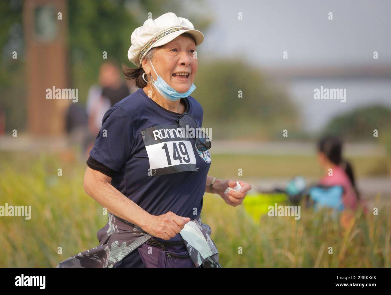 220912 -- RICHMOND, 12. September 2022 -- ein älterer Teilnehmer läuft auf der Strecke während des Forever Young 8K Run in Richmond, British Columbia, Kanada, am 11. September 2022. Hunderte von Seniorläufern, Joggern und Spaziergängern nahmen am Sonntag am jährlichen Forever Young 8K Run Teil. Die Veranstaltung kehrte zum achten Mal zurück, nur für Menschen ab 55 Jahren, mit dem Ziel, ein aktives und gesundes Seniorenleben zu fördern. Foto von /Xinhua CANADA-RICHMOND-ELDERS-RUNNING LiangxSen PUBLICATIONxNOTxINxCHN Stockfoto
