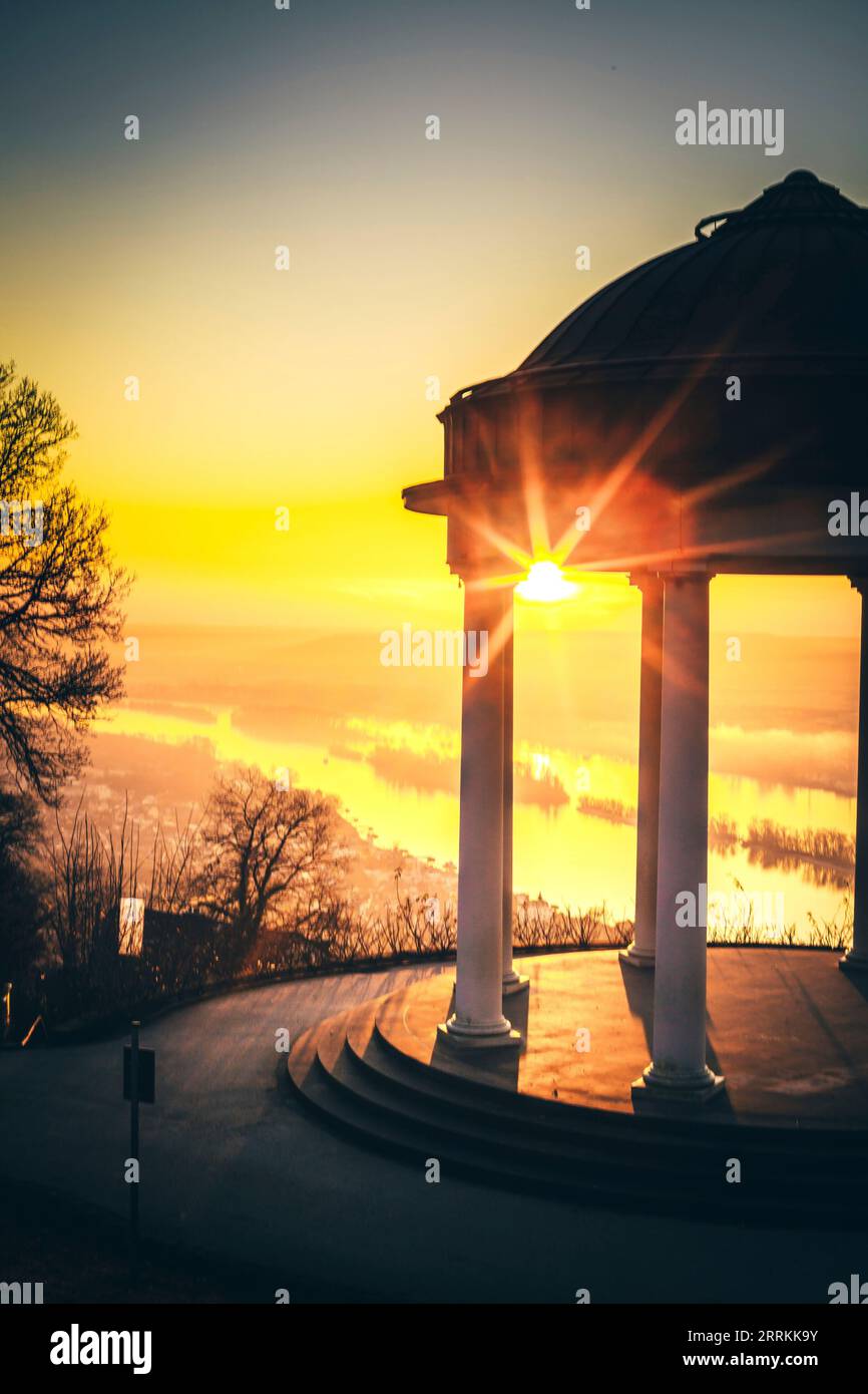 Sonnenaufgang am Niederwalddenkmal am Rhein, wunderschöner weißer Tempel, Landschaftsaufnahme Stockfoto