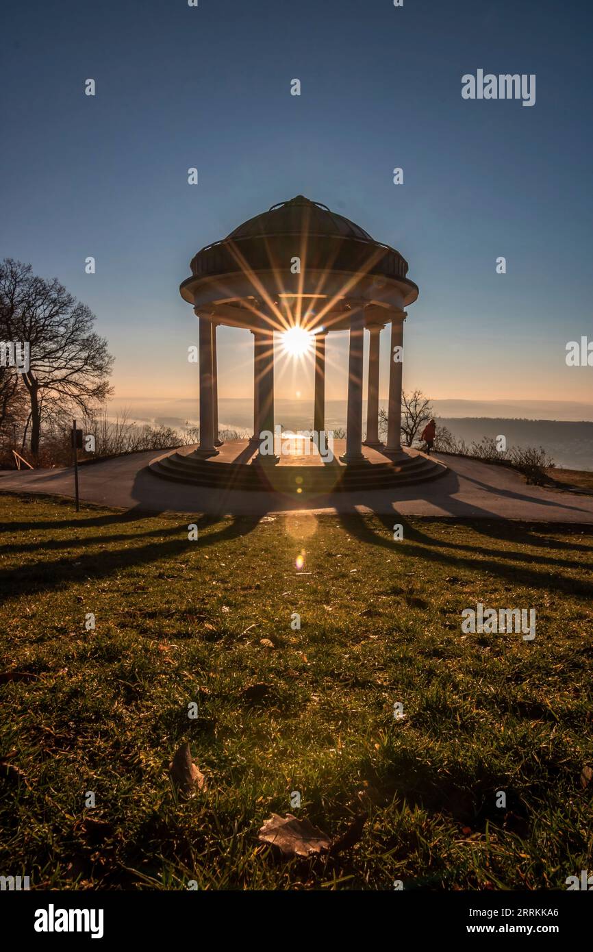 Sonnenaufgang am Niederwalddenkmal am Rhein, wunderschöner weißer Tempel, Landschaftsaufnahme Stockfoto