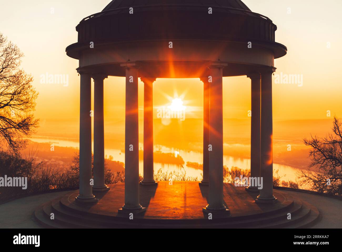 Sonnenaufgang am Niederwalddenkmal am Rhein, wunderschöner weißer Tempel, Landschaftsaufnahme Stockfoto