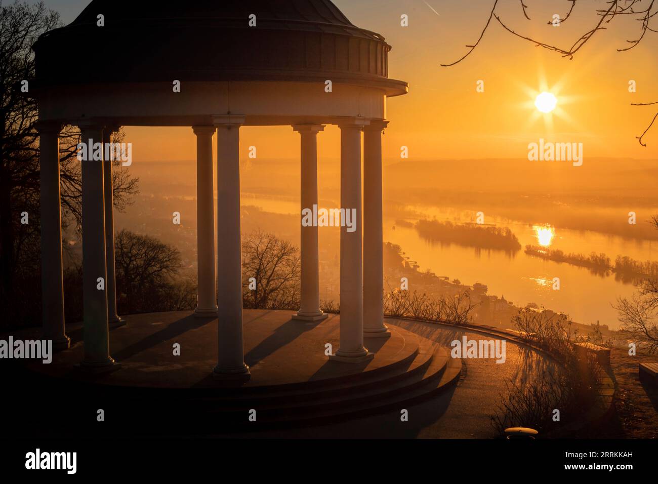 Sonnenaufgang am Niederwalddenkmal am Rhein, wunderschöner weißer Tempel, Landschaftsaufnahme Stockfoto