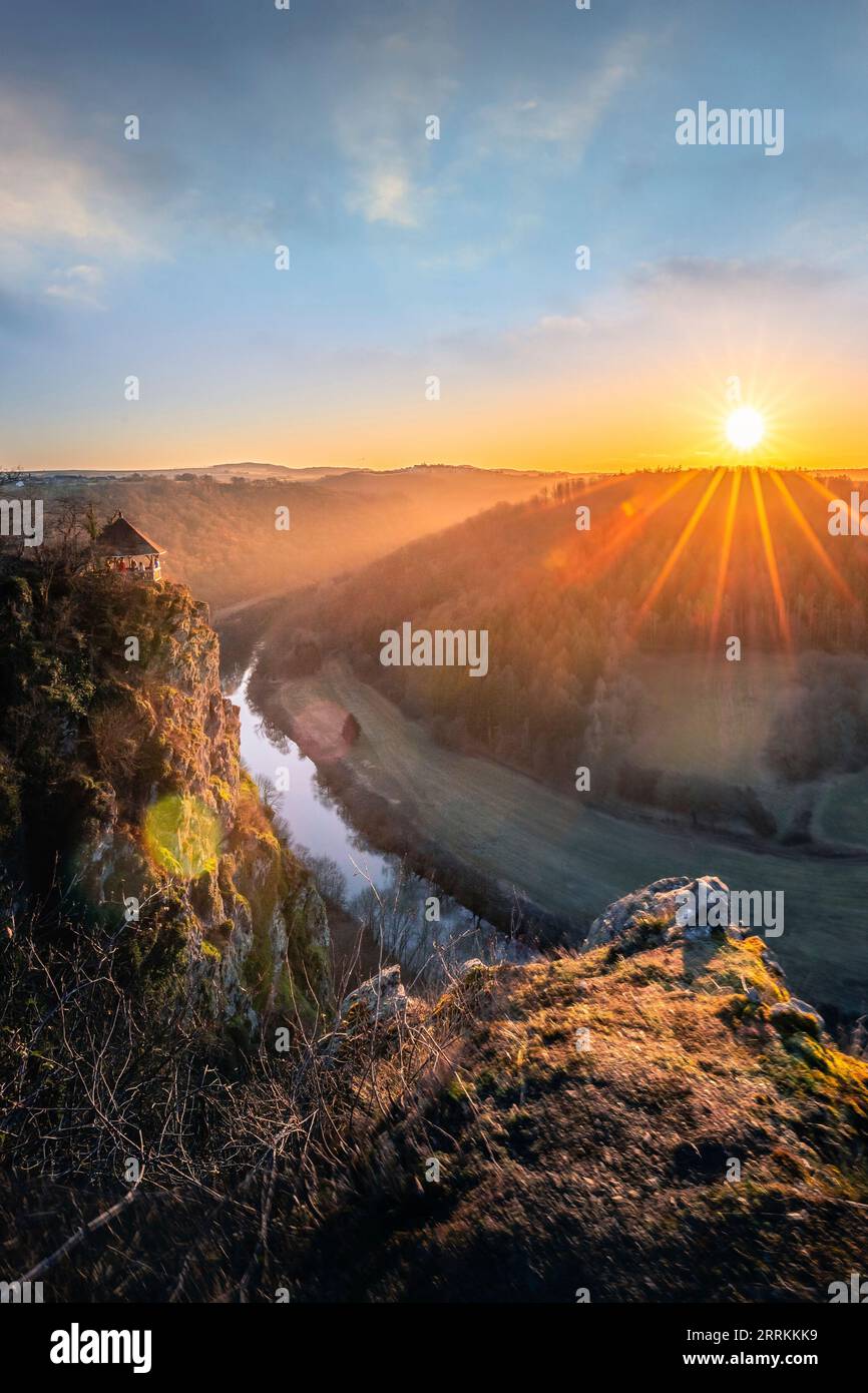 Wunderschöner Blick über das Tal mit dem Fluss, nebelige Stimmung bei Sonnenuntergang, Landschaftsaufnahmen Stockfoto