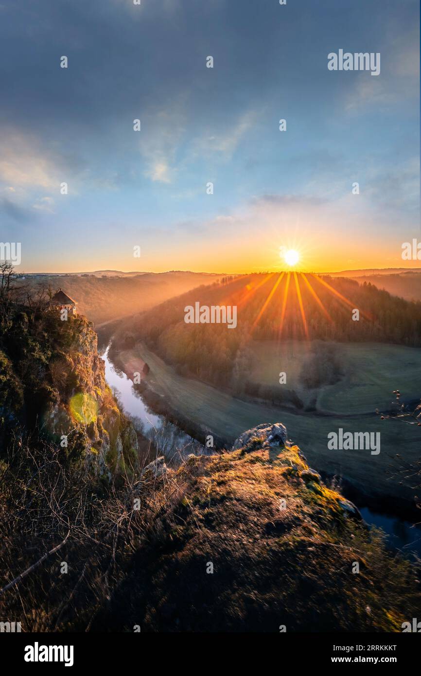 Wunderschöner Blick über das Tal mit dem Fluss, nebelige Stimmung bei Sonnenuntergang, Landschaftsaufnahmen Stockfoto