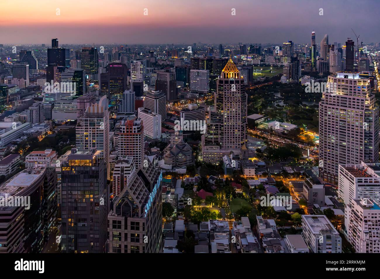 Blick von der Dachterrasse des Banyan Tree Bangkok Tower, Crown Plaza Hotel, Abdulrahim Building, U Chu Liang Building, Sathon Tai Road, Dusk, Bangkok, Thailand, Asien Stockfoto