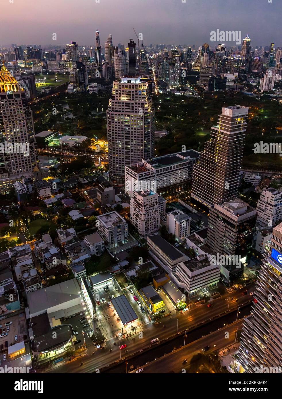 Blick von der Dachterrasse des Banyan Tree Bangkok Tower, U Chu Liang Building, HSBC Bank Building, Sala Daeng One Building, hinter Baiyoke Tower II, 309 m, Sathon Tai Road, Abenddämmerung, Bangkok, Thailand, Asien Stockfoto