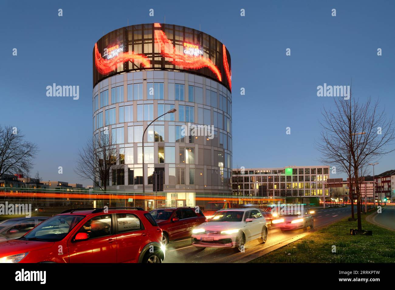 Medienturm der Funke Medien Gruppe am Berliner Platz in der Essener Innenstadt im Abendlicht, Essen (Ruhr), Ruhrgebiet, Nordrhein-Westfalen, Deutschland Stockfoto