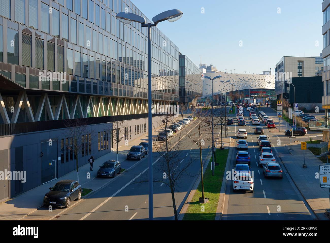 Blick auf das Einkaufszentrum Limbecker Platz und das Medienzentrum der Funke Medien Gruppe, Essen (Ruhr), Ruhrgebiet, Nordrhein-Westfalen, Deutschland Stockfoto