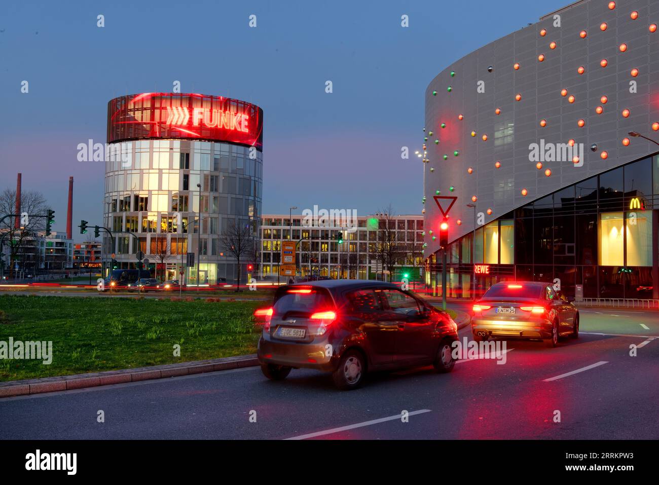 Medienturm der Funke Medien Gruppe und Einkaufszentrum Limbecker Platz in der Essener Innenstadt im Abendlicht, Essen (Ruhr), Ruhrgebiet, Nordrhein-Westfalen, Deutschland Stockfoto