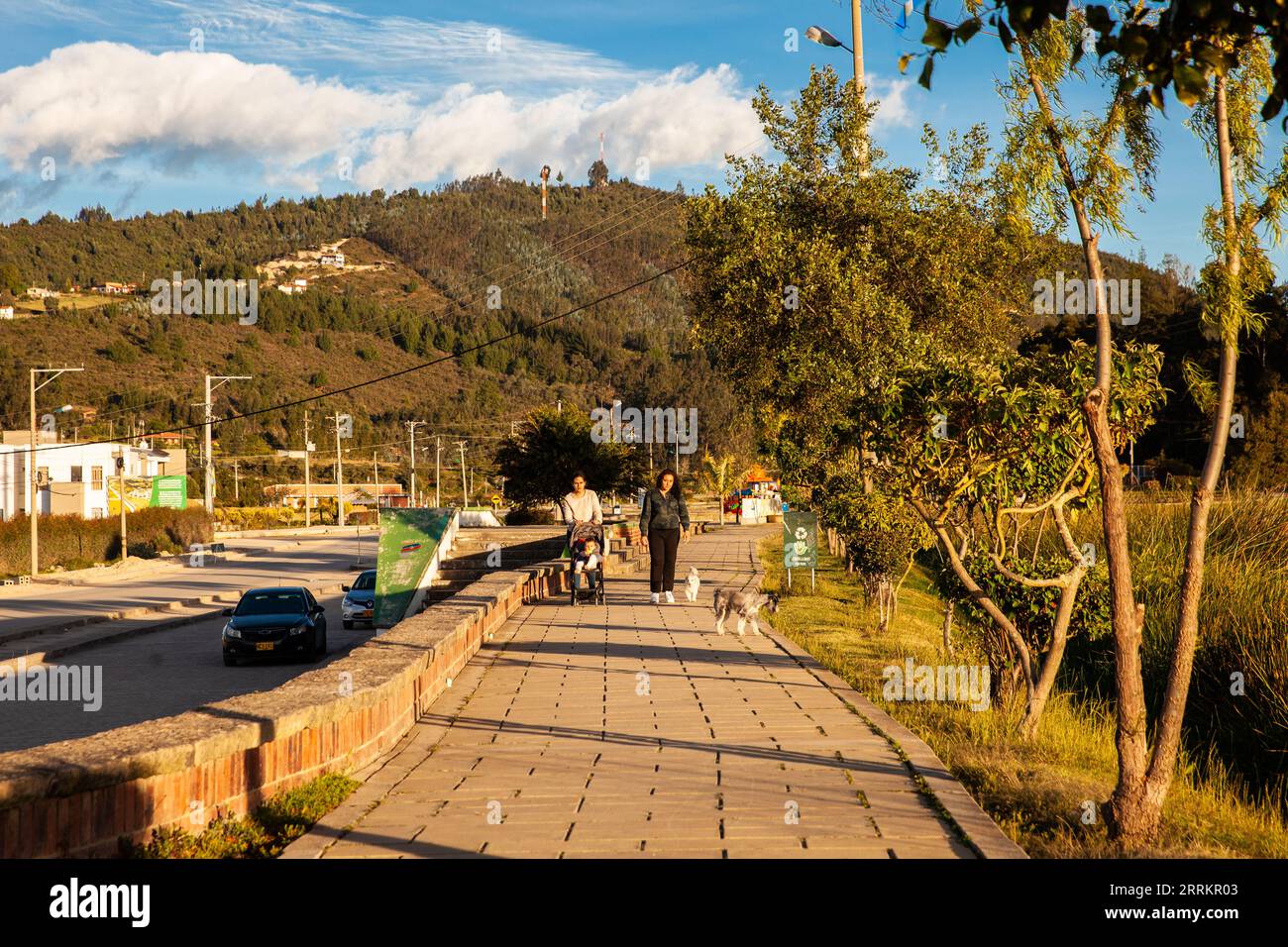 Paipa, Boyaca, Kolumbien – 8. August 2023: Pfad des künstlichen Sees Sochagota, der 1956 erbaut wurde, um Paipa ein touristisches Potenzial zu bieten Stockfoto