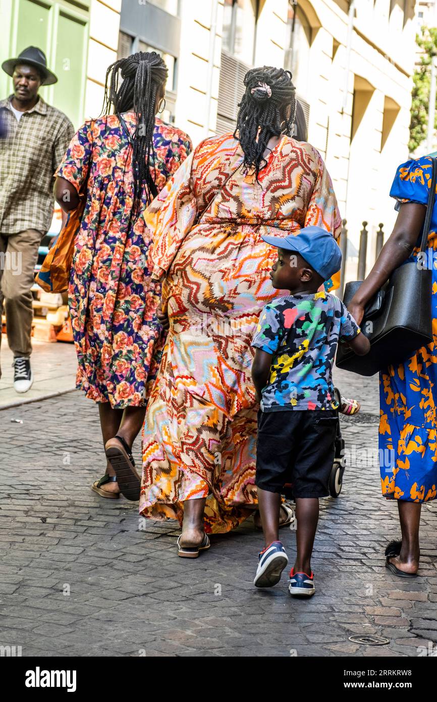 Afrikanisch gekleidete Menschen in den Straßen von Marseille, Provence, Südfrankreich, Frankreich, Europa Stockfoto