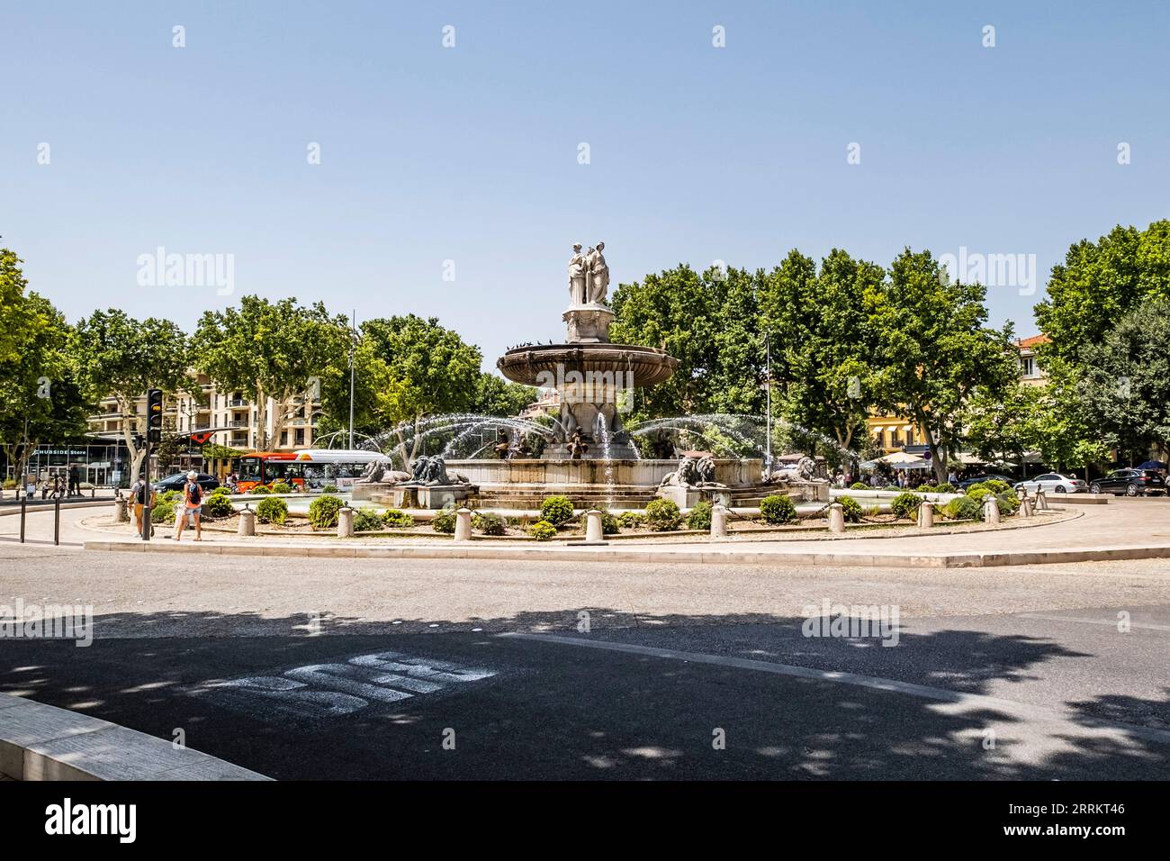 Menschen im Fontaine de la Rotonde in Aix-en-Provence, Provence, Südfrankreich, Frankreich, Europa Stockfoto