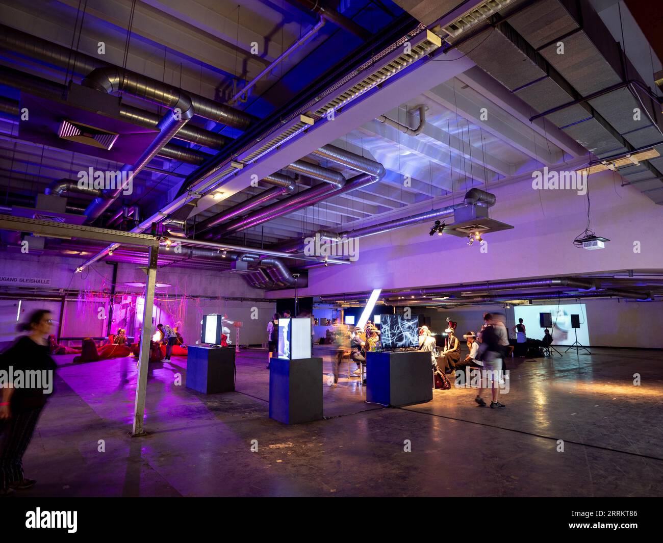 Linz, Österreich. 8. September 2023. ARS ELECTRONICA FESTIVAL: Ausstellung „WHO OWNS THE TRUTH“ in der Postcity Linz ©Andreas Stroh Credit: Andreas Stroh/Alamy Live News Stockfoto