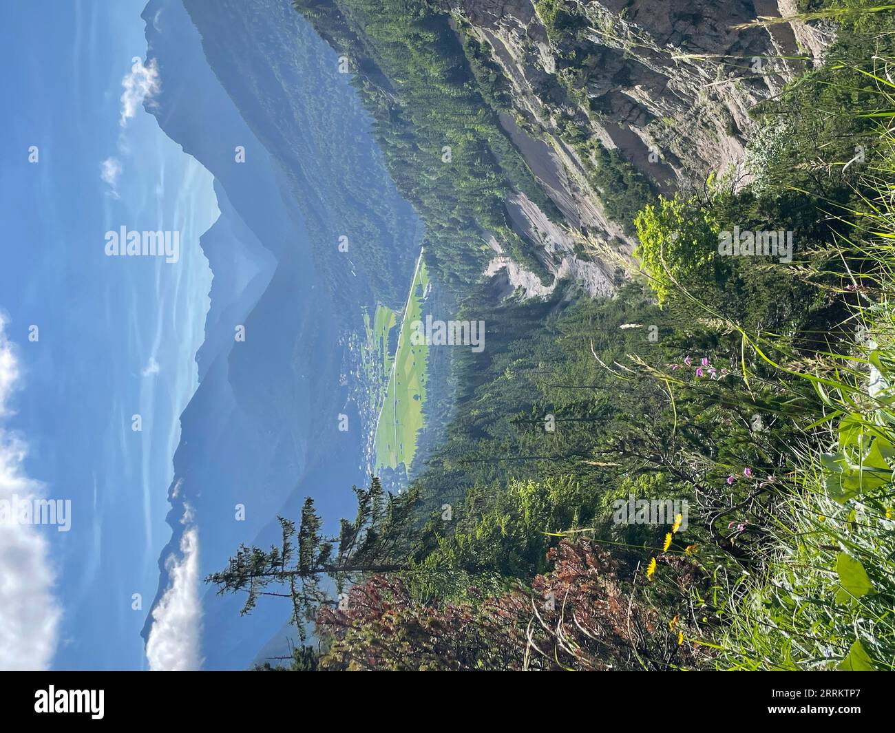 Blick von der Sattelklamm nach Scharnitz und die dahinter liegenden Karwendelberge, Pleisenspitze, hoher Gleirsch, Sommer, Karwendelgebirge, Sonne, Berge, Wolken, Natur, Aktivität, Tirol Plateau, Scharnitz, Tirol, Österreich Stockfoto