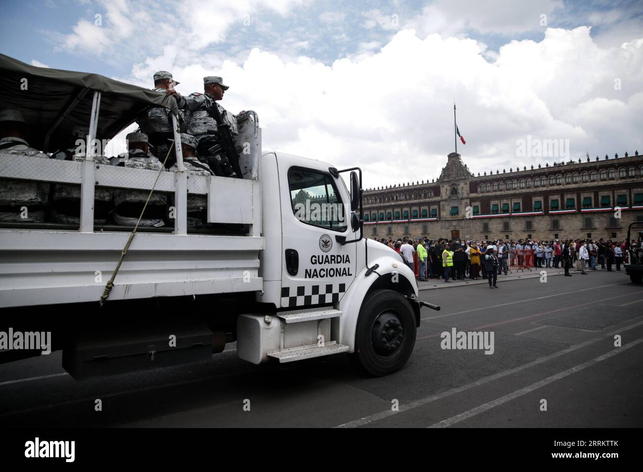 220919 -- MEXIKO-STADT, 19. September 2022 -- Mitglieder der mexikanischen Nationalgarde patrouillieren auf dem Zocalo-Platz nach einem Erdbeben in Mexiko-Stadt, Mexiko, am 19. September 2022. Ein Erdbeben der Stärke 7,4 erschütterte Mexiko am Montag, nach vorläufigen Daten, weitere Details sind derzeit nicht verfügbar. MEXIKO-MEXIKO-STADT-ERDBEBEN FranciscoxCanedo PUBLICATIONxNOTxINxCHN Stockfoto