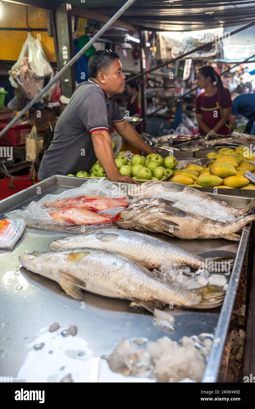 Fischhändler, der Lebensmittel auf Schienen verkauft, Maeklong Railway Market, Talad Rom Hub Railroad Market, in der Nähe von Bangkok, Samut Songkhram, Thailand, Asien Stockfoto