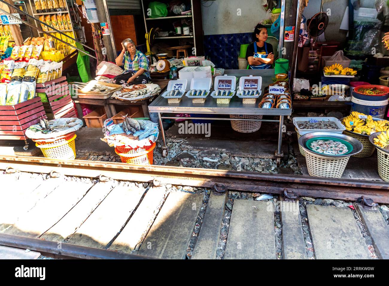 Fisch- und Meeresfrüchte-Verkauf, Lebensmittelverkauf auf Schienen, Maeklong Railway Market, Talad Rom Hub Railway Market, in der Nähe von Bangkok, Samut Songkhram, Thailand, Asien. Stockfoto