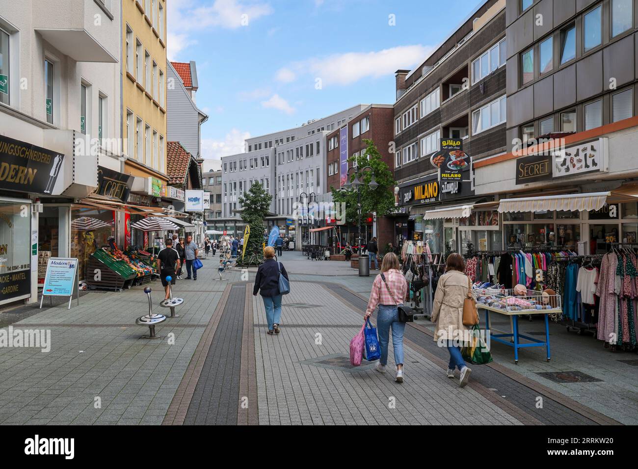 Bottrop, Nordrhein-Westfalen, Deutschland - wenige Menschen unterwegs im Stadtzentrum, in der Hochstraße, der Haupteinkaufsstraße in der Fußgängerzone. Stockfoto