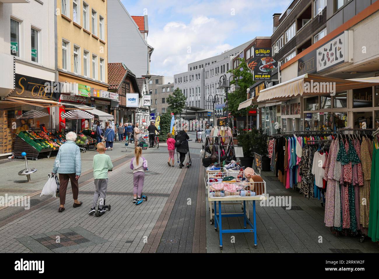 Bottrop, Nordrhein-Westfalen, Deutschland - wenige Menschen unterwegs im Stadtzentrum, in der Hochstraße, der Haupteinkaufsstraße in der Fußgängerzone. Stockfoto