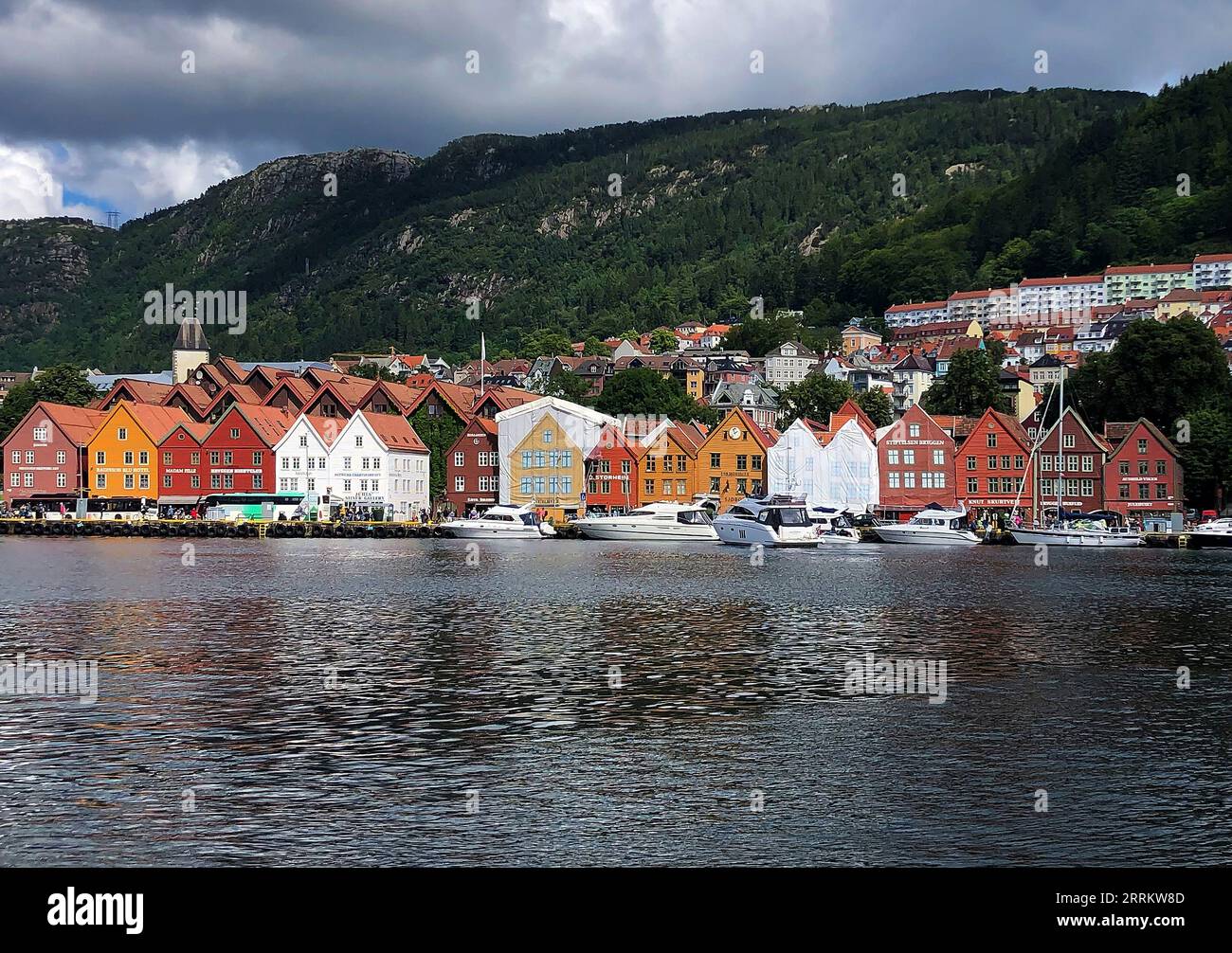 Bergen, Hordaland, Norwegen, traditionelle bunte Holzhäuser im Hafenviertel Bryggen. Stockfoto