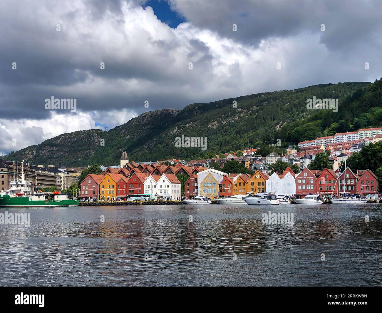 Bergen, Hordaland, Norwegen, traditionelle bunte Holzhäuser im Hafenviertel Bryggen. Stockfoto