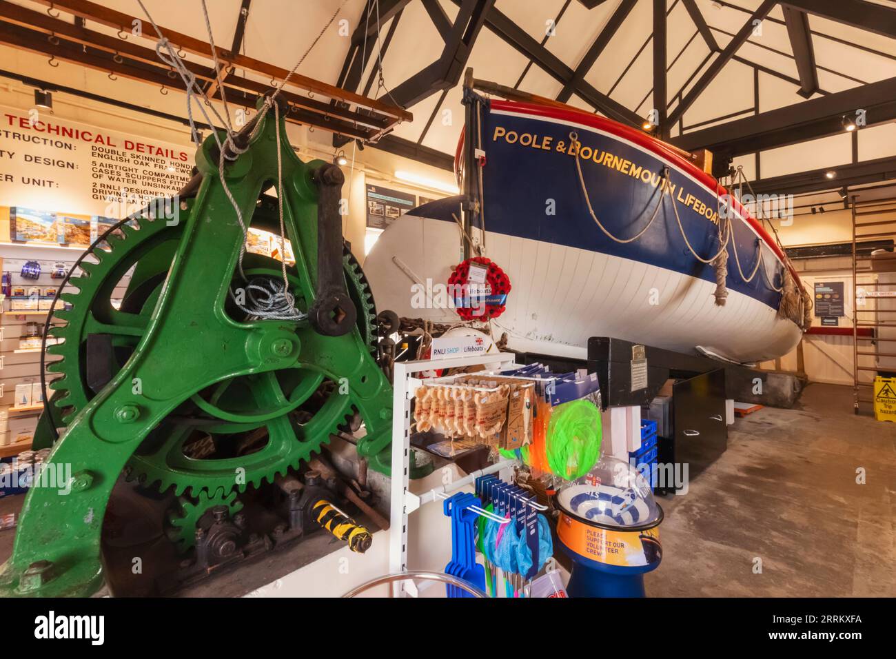 England, Dorset, Poole, Lifeboat Museum, Innenansicht des historischen Rettungsboots Stockfoto