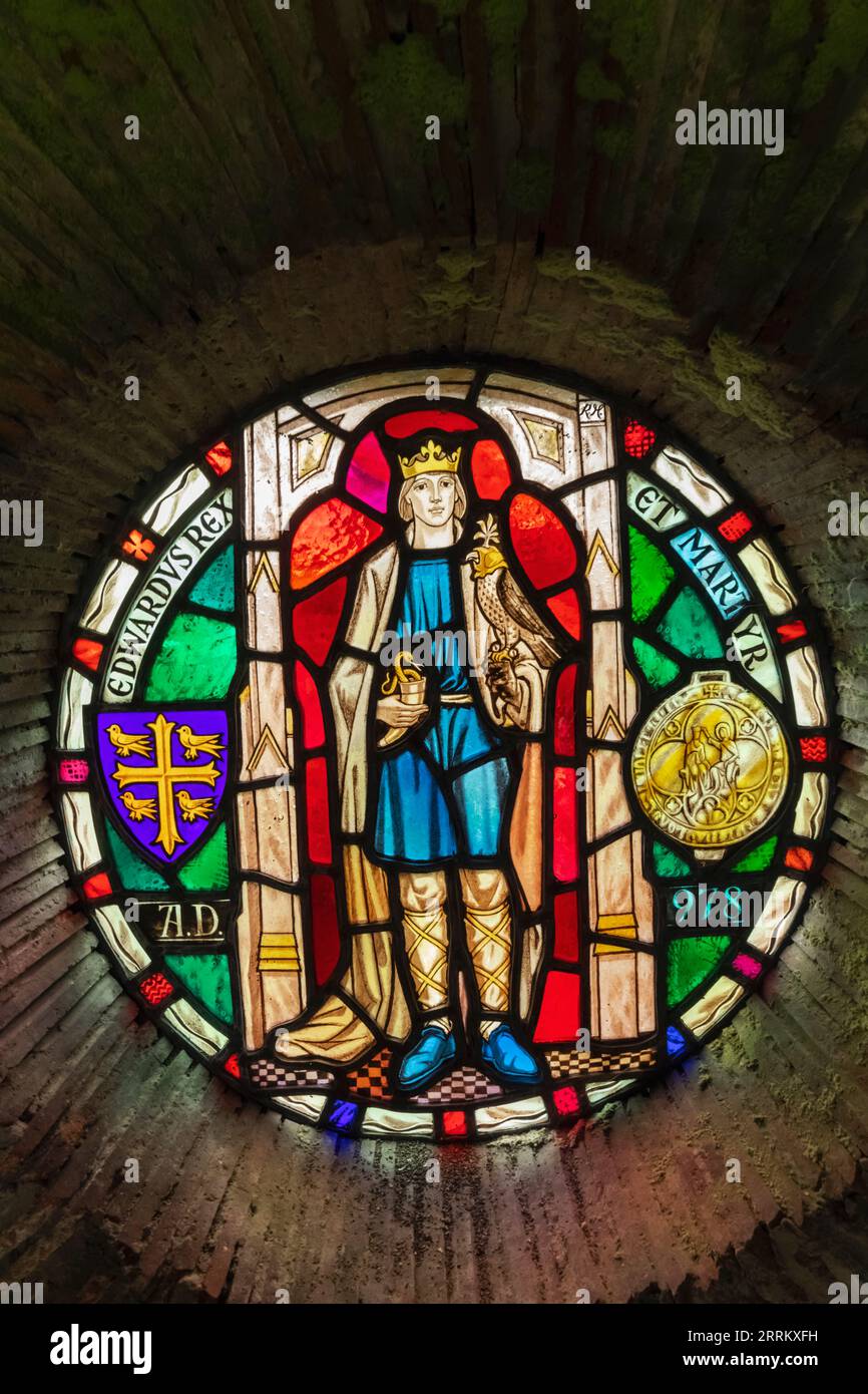 England, Dorset, Shaftesbury, Shaftesbury Abbey, Abbey Museum, Buntglasfenster mit Bild von König Edward von Rupert Moore Stockfoto