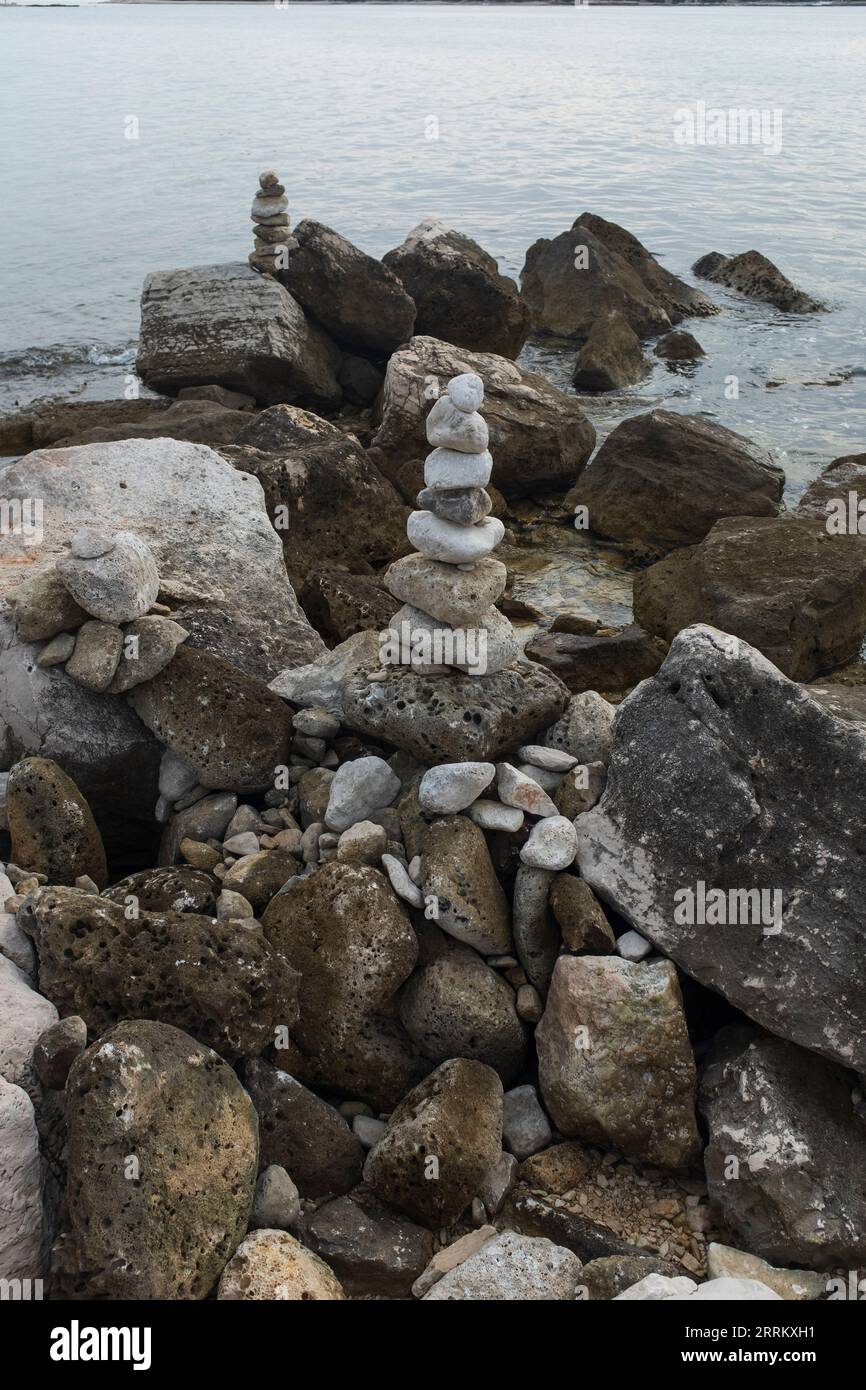 Ein Strand mit Felsbalancierungen Stockfoto