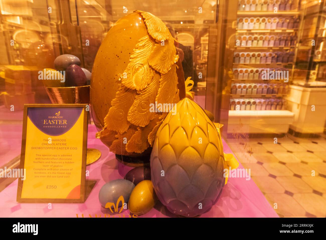 England, London, Knightsbridge, Harrods, Ausstellung von sehr teuren, luxuriösen Schokoladeneiern Stockfoto
