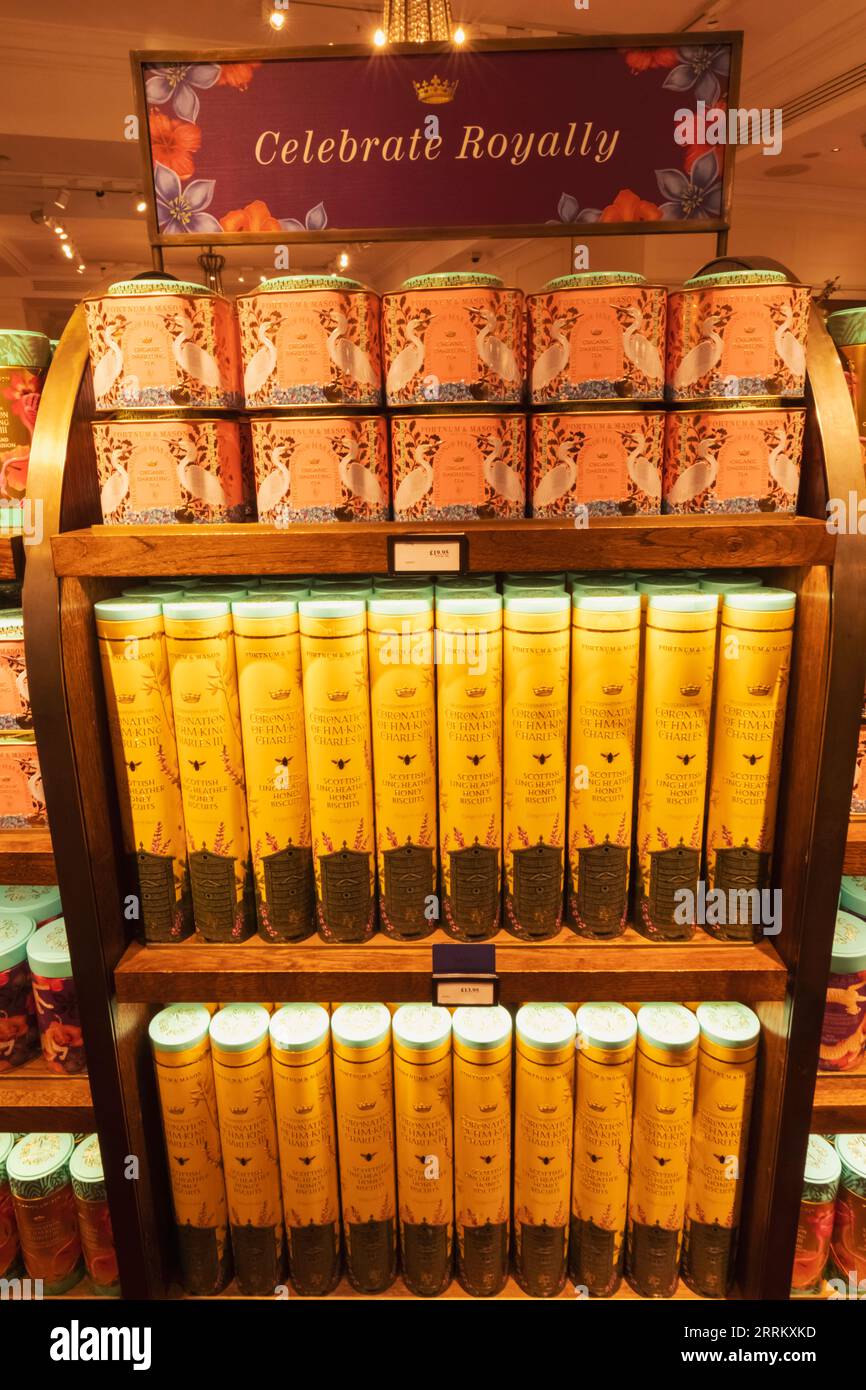 England, London, Piccadilly, Fortnum & Mason Store, Ausstellung bunter Keksdosen zur Krönung von König Karl III Stockfoto England, London, Piccadilly, Fortnum & Mason Store, Ausstellung bunter Keksdosen zur Krönung von König Karl III Stockfoto