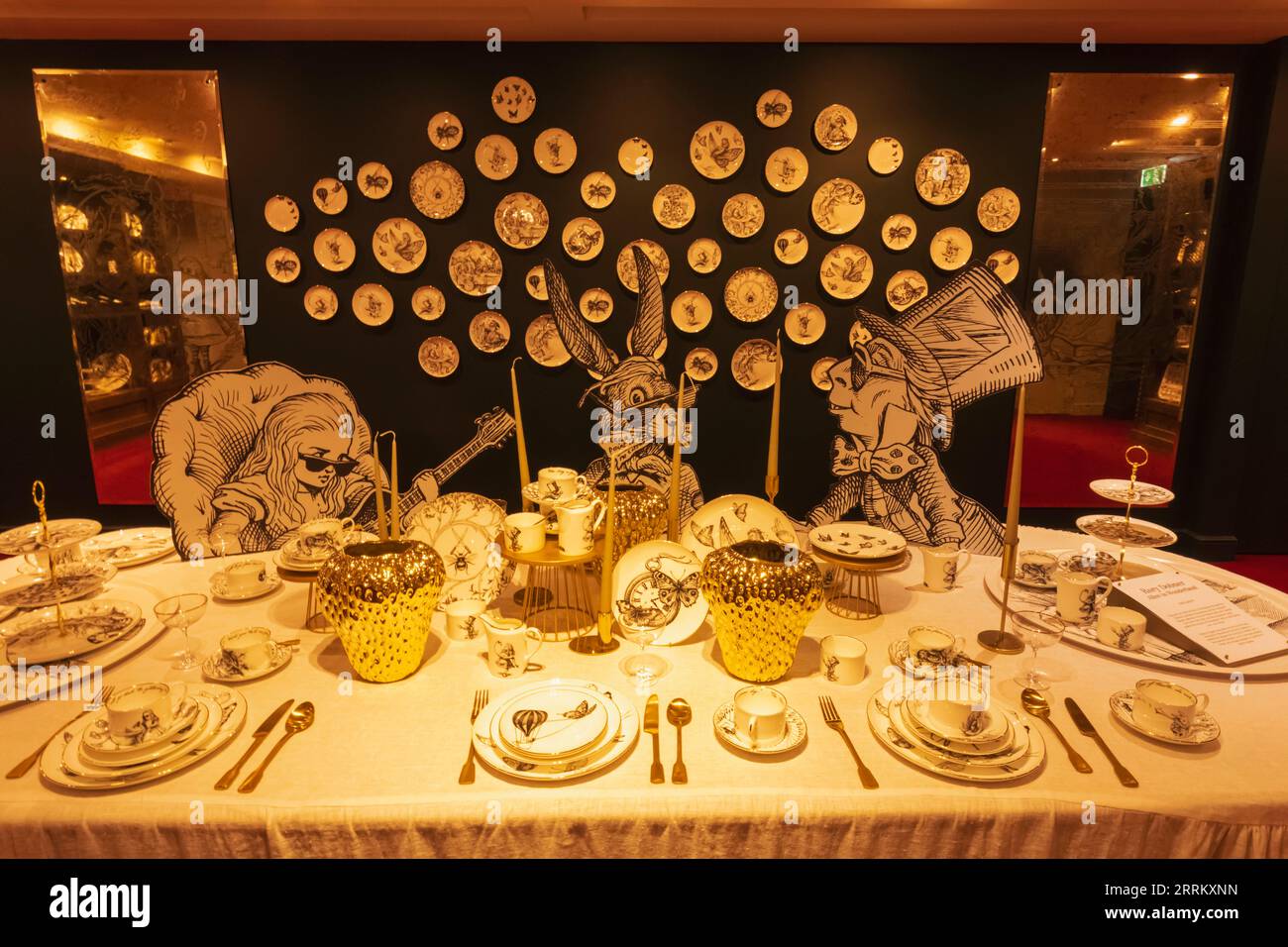 England, London, Piccadilly, Fortnum & Mason Store, Alice and Wonderland – Geschirr zum Thema „The Mad Hatters Tea Party“ Stockfoto England, London, Piccadilly, Fortnum & Mason Store, Alice and Wonderland – Geschirr zum Thema „The Mad Hatters Tea Party“ Stockfoto