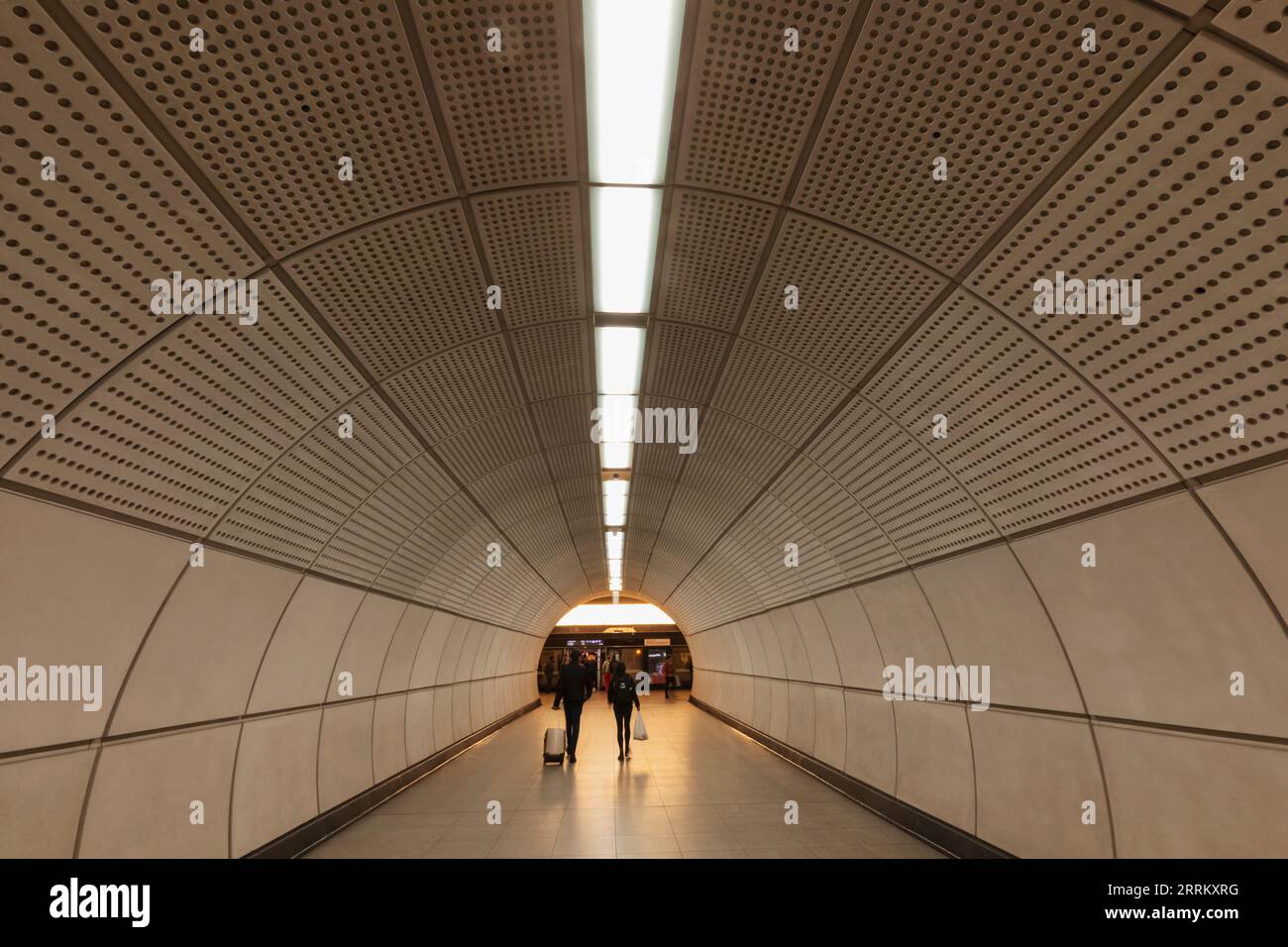 England, London, London U-Bahn, Tottenham Court Road U-Bahn Station, Elizabeth Line Modern Architecture Stockfoto