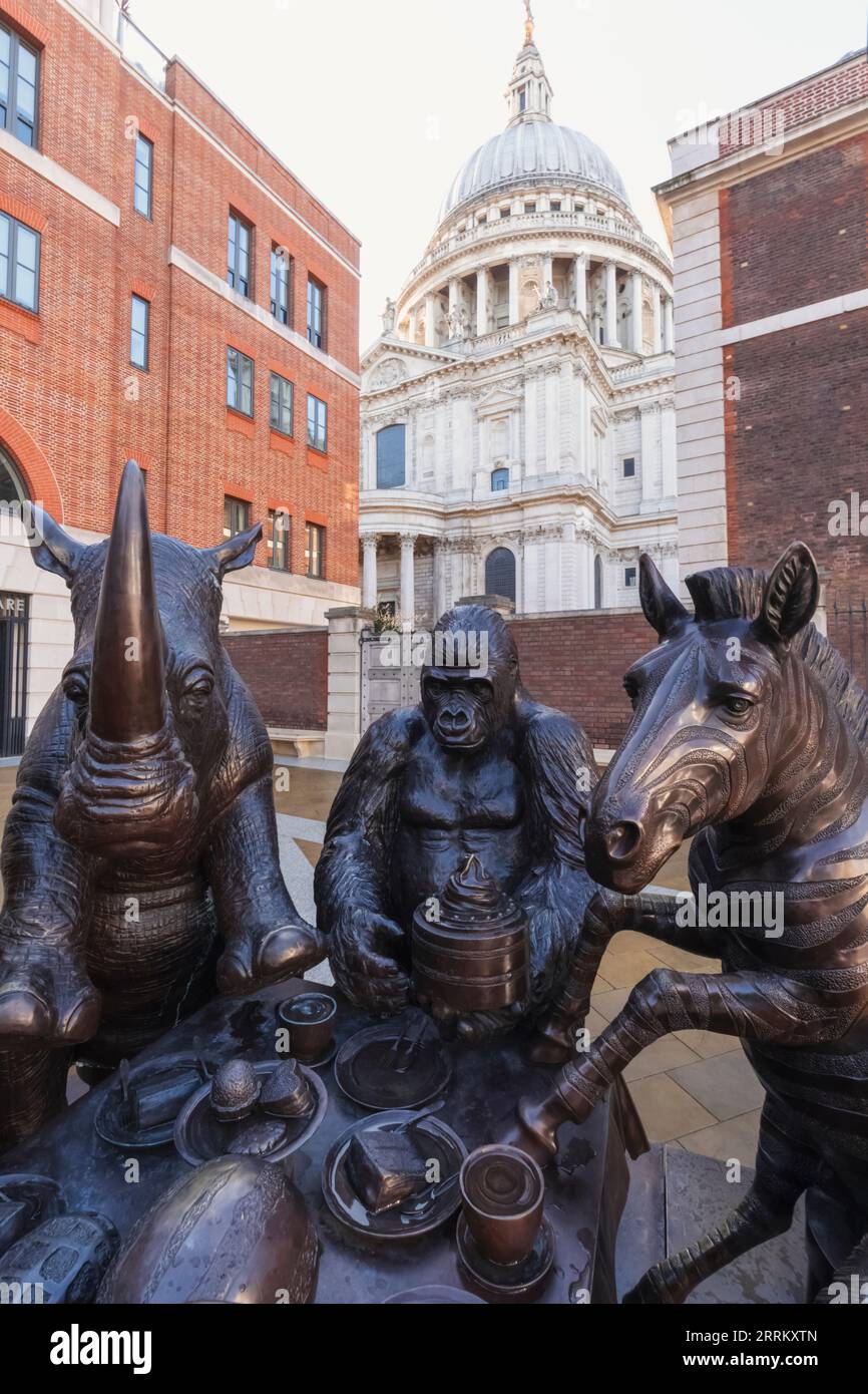 England, London, City of London, Paternoster Square, humorvolle Skulptur mit dem Titel „Wild Table of Love“ von Gillie und Marc Stockfoto