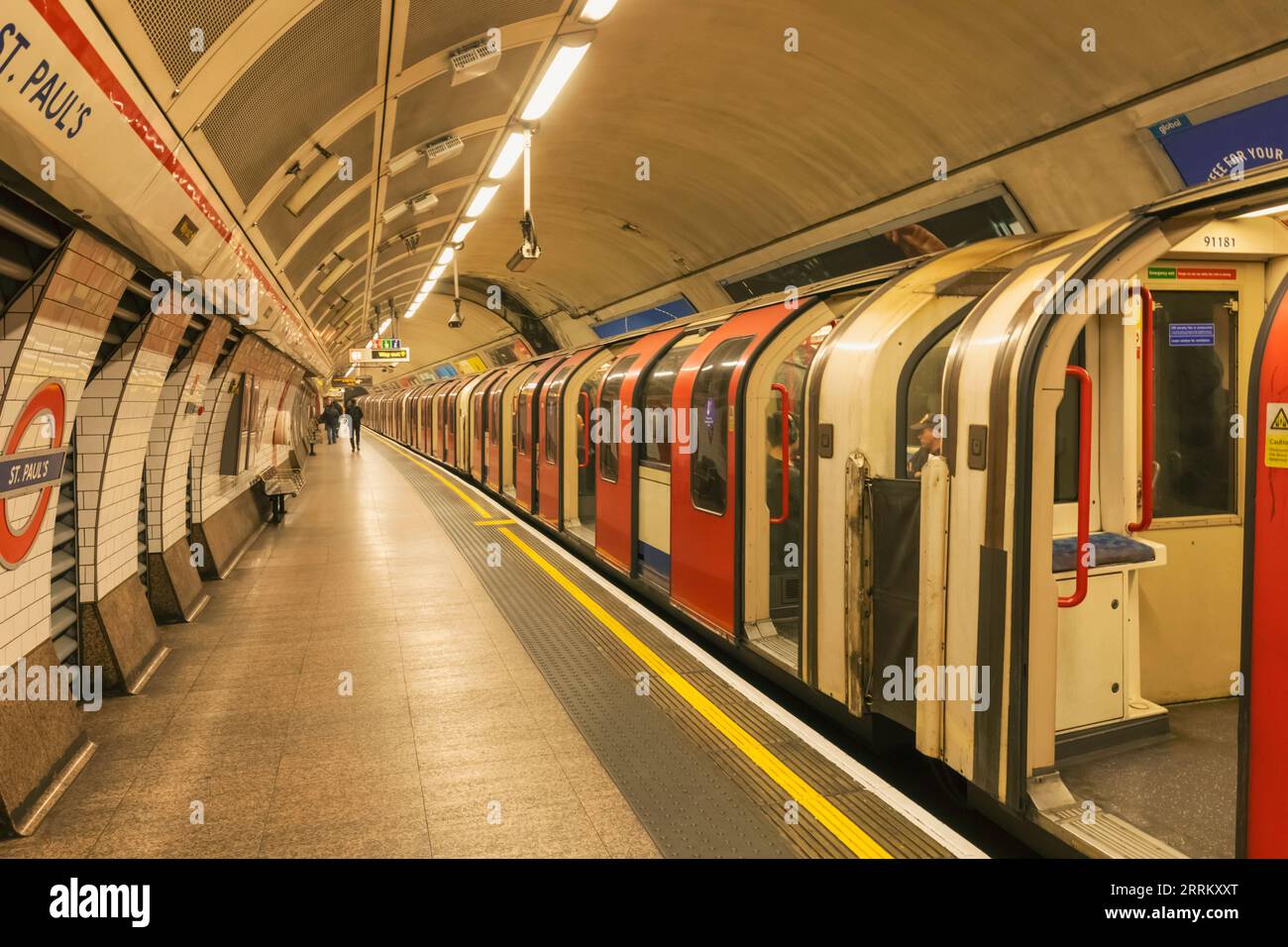England, London, London U-Bahn, leerer Bahnsteig mit stationärem Zug Stockfoto