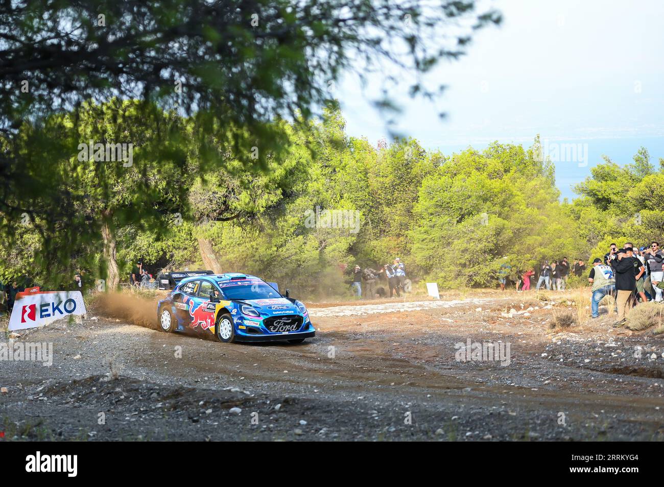 Loutraki, Lombardei, Griechenland. September 2023. OTT TÃ„NAK aus Estland und MARTIN JÃ„RVEOJA aus Estland konkurrieren mit ihrem Ford Puma Rally1 Hybrid #8 während des ersten Tages der FIA World Rally Championship EKO Acropolis Rally am 08. September 2023 in Loutraki, Griechenland. (Bild: © Stefanos Kyriazis/ZUMA Press Wire) NUR REDAKTIONELLE VERWENDUNG! Nicht für kommerzielle ZWECKE! Stockfoto