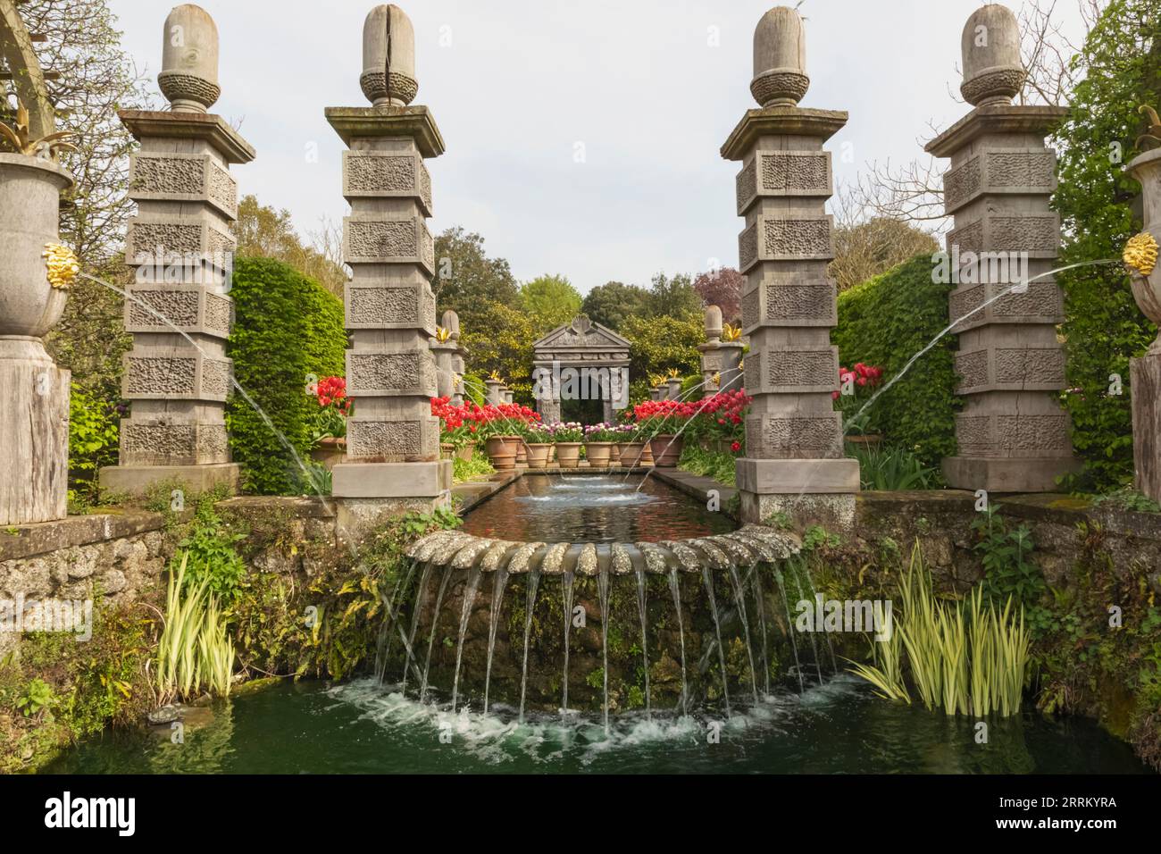 England, Sussex, West Sussex, Arundel, Arundel Castle, Die Gärten, das Wasserspiel und die Brunnen mit Tulpen in Blüte Stockfoto