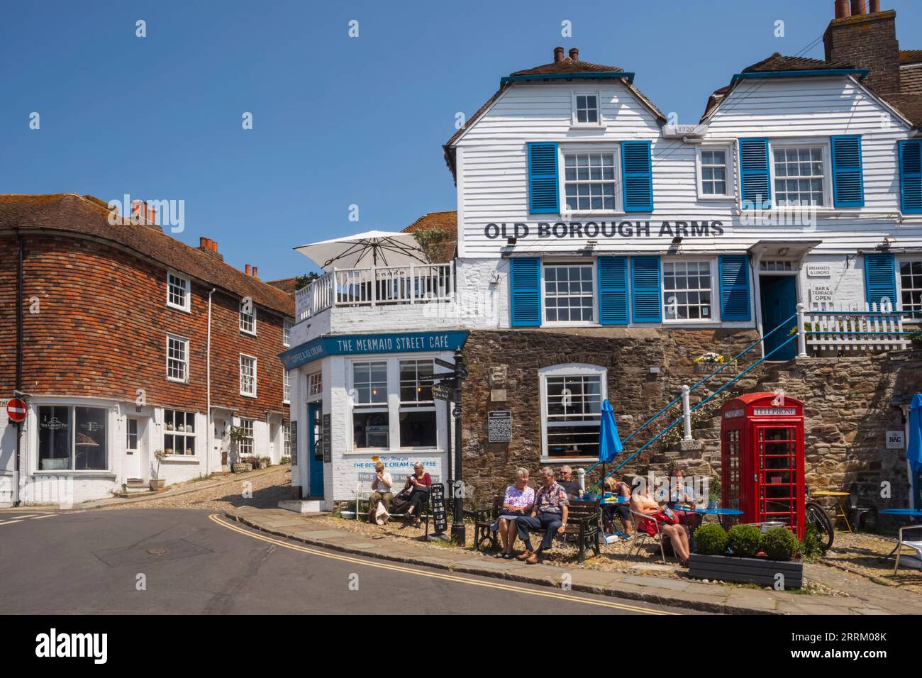 England, Sussex, East Sussex, Rye, Mermaid Street und Old Borough Arms Pub and Hotel Stockfoto